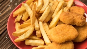 Cómo se hacen los nuggets y las patatas fritas de McDonald's: un empleado lo desvela