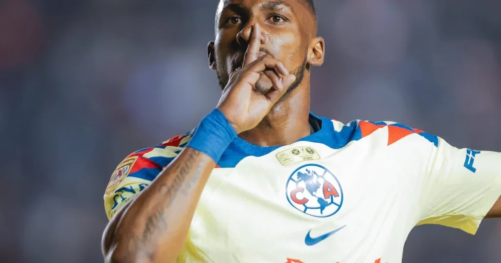 Cruz Azul vs América EN VIVO: Willer Ditta evita el gol de Julián Quiñones