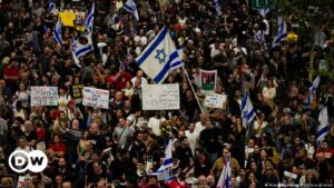 Los protestantes cargaron pancartas y gritaron consignas en contra de Benjamín Netanyahu.