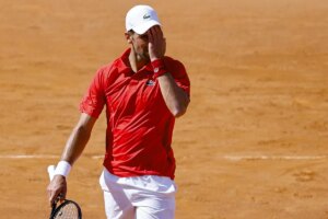Djokovic, "preocupado" por su estado de salud tras recibir un botellazo fortuito: "Me sent en la cancha como un jugador diferente. Sin ritmo y sin equilibrio"