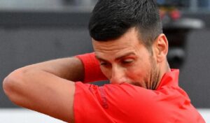 Djokovic recibe un golpe fortuito en la cabeza