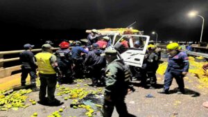 Dos muertos y 3 heridos deja accidente múltiple en puente sobre el Lago de Maracaibo