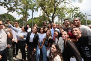 Edmundo González visitó la UCV en pro de la educación de calidad