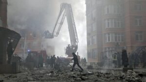 Archivo - Los bomberos apagan un incendio como consecuencia de un ataque ruso sobre la región ucraniana de Odesa (Archivo)