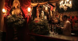 El bar de Sevilla que sirve ‘Sangre de Cristo’, el cóctel eclesiástico que hizo a Uma Thurman vestirse de Virgen