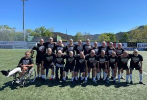El "gran gesto de solidaridad" del SD Gernika Club de fútbol: el equipo cadete se rapa el pelo en apoyo a un compañero con cáncer