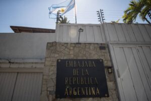 El grupo IDEA exigió salvoconductos para opositores asilados en la Embajada de Argentina en Caracas