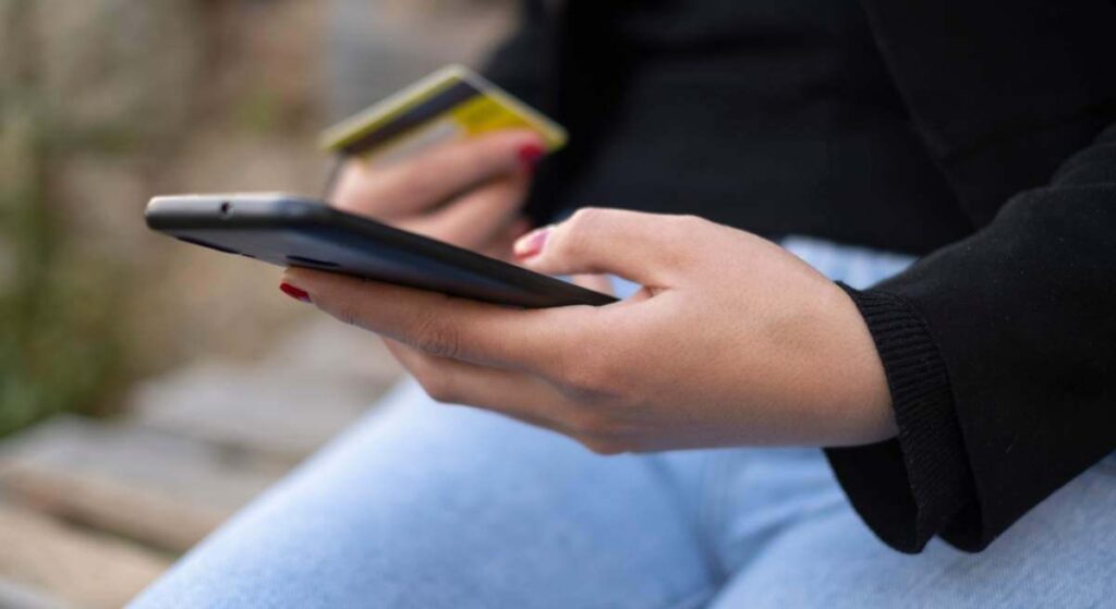 El nuevo aviso de la Policía Nacional sobre la estafa del SMS que simula ser el hijo de la víctima: "no cliques en enlaces"
