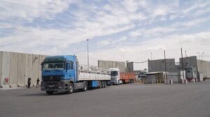 Entran en Gaza desde Egipto decenas de camiones con ayuda a través del paso de Kerem Shalom