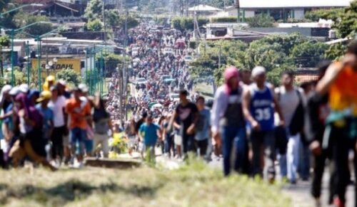 Entre ellos venezolanos: caravana de medio millar de migrantes llegó al centro de México