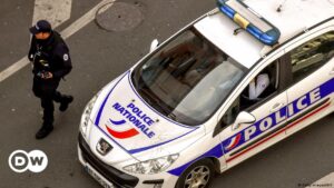Francia: Policía frente a la torre Eiffel en París.
