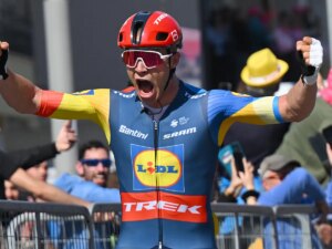Giro de Italia: Duelo entre gigantes italianos y triunfo de Jonathan Milan en otro sprint frentico