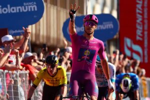 Giro de Italia: Milan, tras sufrir un sofocn por un abanico, pone orden en la anarqua de los velocistas