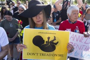 Gobernadora de Arizona promulga ley que deroga prohibición de 1864 contra el aborto