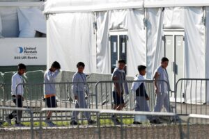 Gobierno Biden busca poner el fin parcial a una protección judicial de niños inmigrantes - AlbertoNews