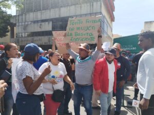 Habitantes de Maracaibo protestan frente a la alcaldía para exigir limpieza de cañadas