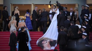 Impiden a una actriz mostrar una capa con un Cristo gigante en la alfombra roja de Cannes (Video) - AlbertoNews