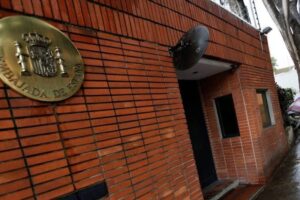 Investigan al chófer de una empleada de la embajada española en Caracas por presunto narcotráfico