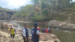 Joven se lanzó al río Guatapurí y fue arrastrado por el fuerte caudal