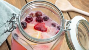 Kéfir de arándanos y flores de lavanda, una bebida nutritiva y aromática para mejorar la salud intestinal