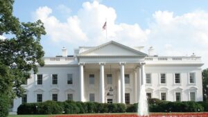 La Casa Blanca critica las protestas estudiantiles: "Tomarse un edificio no es pacífico" - AlbertoNews