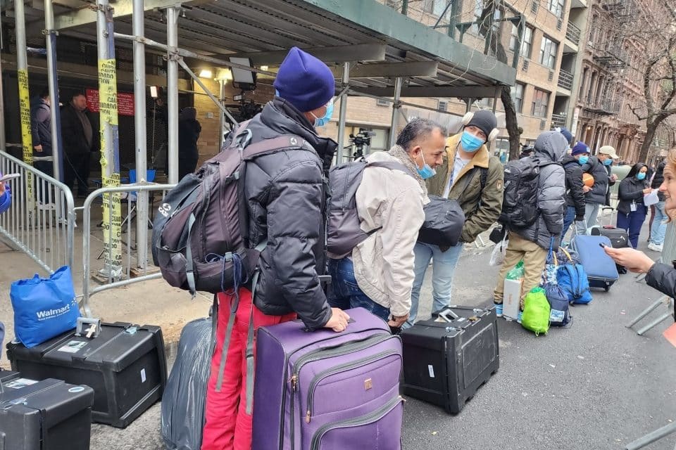 La ciudad de Nueva York comienza a desalojar a algunos migrantes de albergues - AlbertoNews