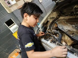 “La mecánica es mi LEGO”: Alejandro Mathías el niño especialista en Chevrolet