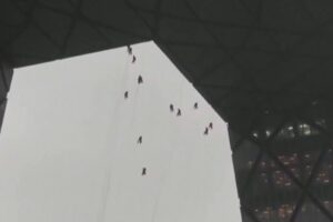 Las impactantes imágenes de un grupo de trabajadores que quedaron colgados de un rascacielos en China (+Video)