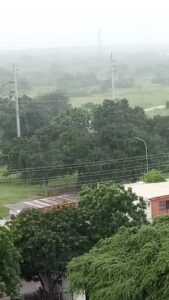 Lluvia y fuertes ráfagas de viento sorprende a los zulianos este martes 21-May