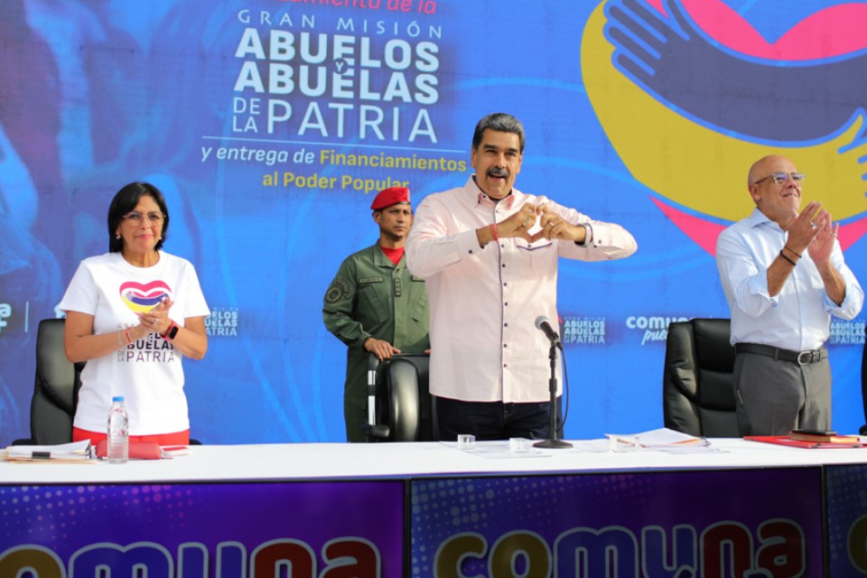 Maduro dice que con la Ley de Pensiones su gobierno ahora sí "abrazará a los abuelos"