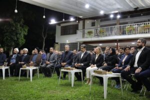 Maduro rindió homenaje a Raisi en la embajada de Irán
