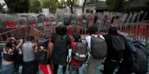 Manifestantes se enfrentan a la Policía en una protesta en México por los ataques israelíes contra Rafah