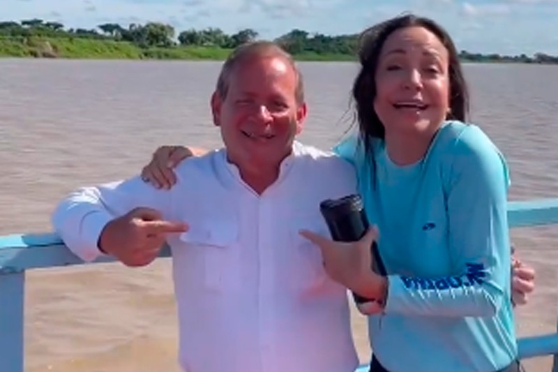 María Corina Machado bromea con el dirigente político Juan Pablo Guanipa durante su gira por Amazonas y Apure (+Video)