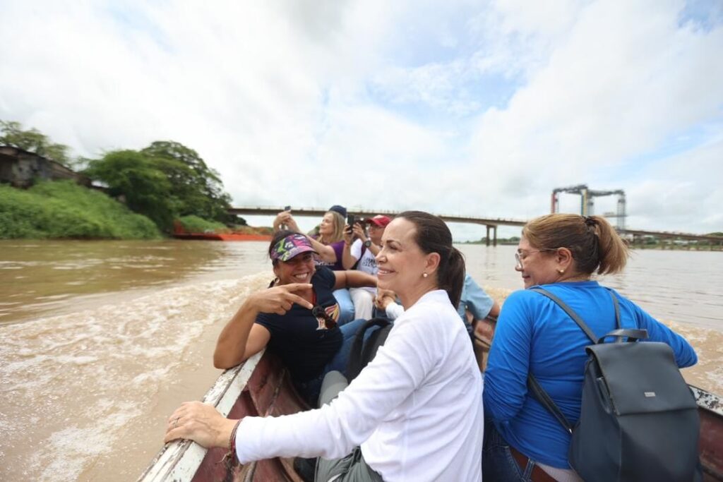 María Corina Machado cruza el río Apure en canoa para promover el voto opositor