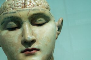 Modelos de IA, tan buenos o mejores a los humanos en pruebas para inferir estados mentales