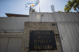 Negados salvoconductos a opositores en embajada argentina