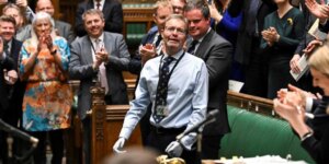 Ovación a un diputado británico en su regreso al Parlamento tras sufrir la amputación de manos y pies por una sepsis