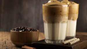 Prepara un delicioso café moca de caramelo casero en solo un minuto