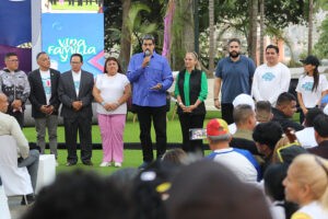 Presidente Maduro asiste a encuentro y marcha por la vida, la familia y la fe