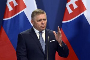 Primer ministro de Eslovaquia grave tras atentado en su contra
