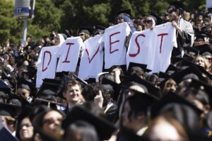 Protestantes pro-Palestina piden que la Universidad de California &quot;desinvierta&quot; en proyectos con Israel