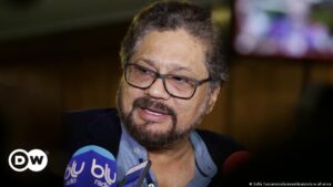 Reaparece en video ex número 2 de las FARC dado por muerto – DW – 12/05/2024