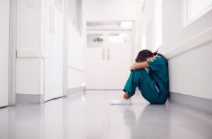 SESPAS advierte de un "incremento exponencial" de las bajas laborales del personal sanitario debido al 'burnout'