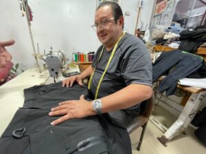 Sastre Marcelo Carranza: Zulianos transforman trajes viejos en prendas modernas para “emperifollarse”