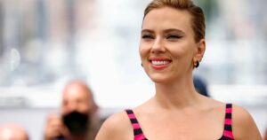 Scarlett Johansson acusa a OpenAI de usar una voz parecida a la de ella en su asistente virtual