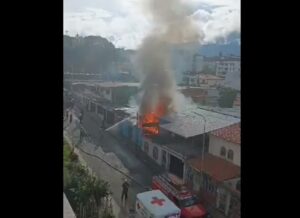 Se incendió local comercial en Santa Juana en Mérida