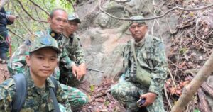 Tailandeses que buscaban hongos en un bosque encontraron una misteriosa escultura tallada en piedra - AlbertoNews