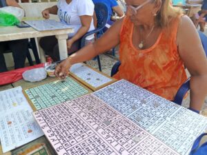 Todavía se juega bingo en los patios de las casas de Maracaibo con moneditas y arvejas