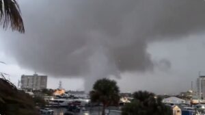 Tornados mantienen en alerta a 16 millones de personas y dejan 23 muertos en EE.UU. - AlbertoNews