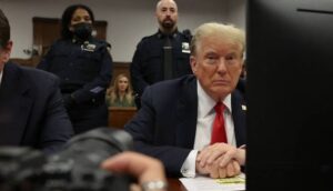 Trump se declara "aburrido" durante los alegatos finales de la Fiscalía - AlbertoNews
